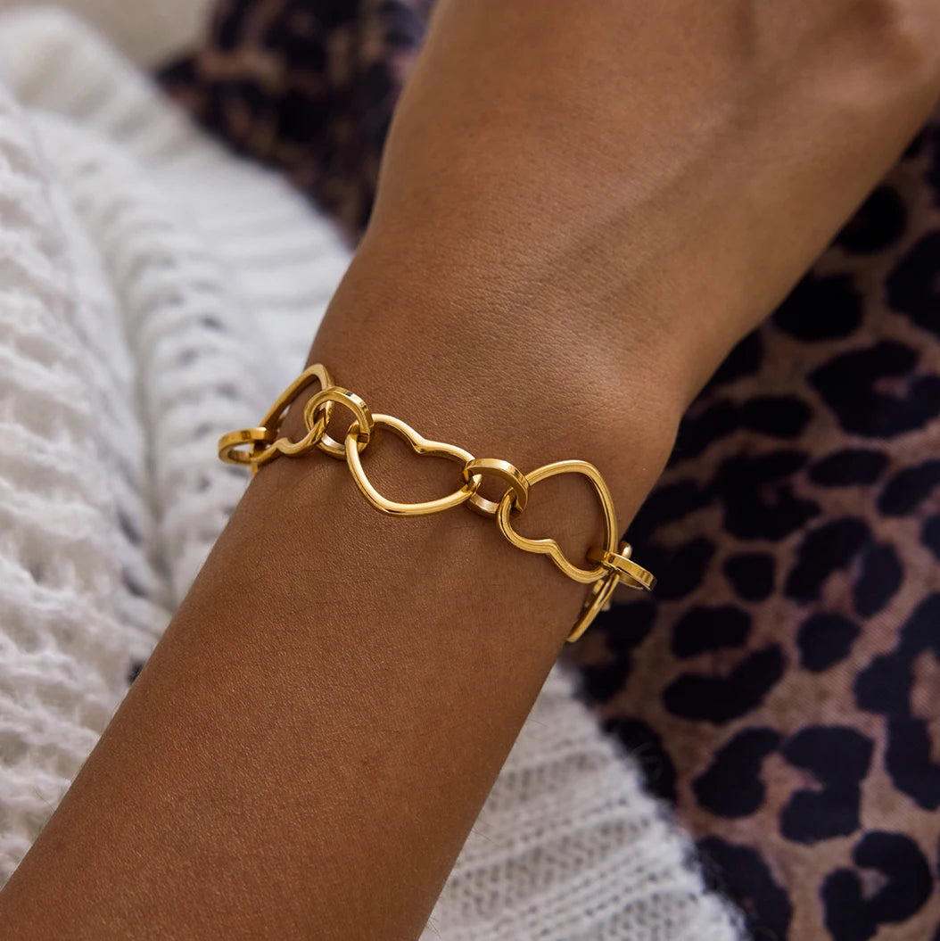 Uworld Classic Fashion 18K Gold Color Plated Hollow Heart Shape Chain OT Buckle Bracelet Waterproof Stainless Steel Jewelry Gift