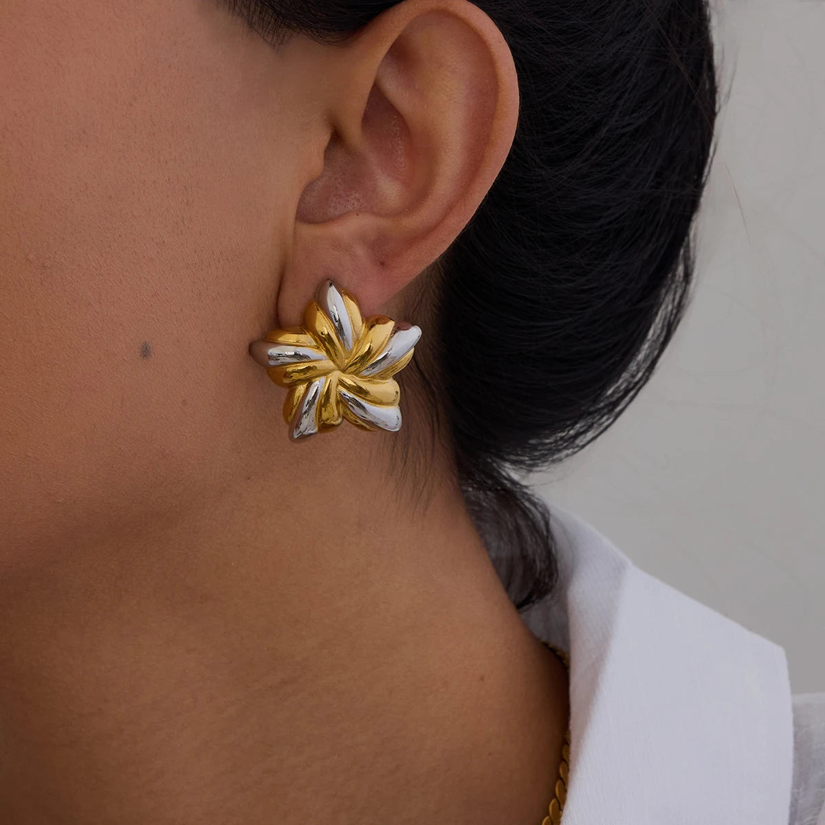 Uworld Fashion Designer's Two Tone Ribbed Pentagram Earrings 18K Gold Color Plated Stainless Steel Star Earrings Women's Jewelry