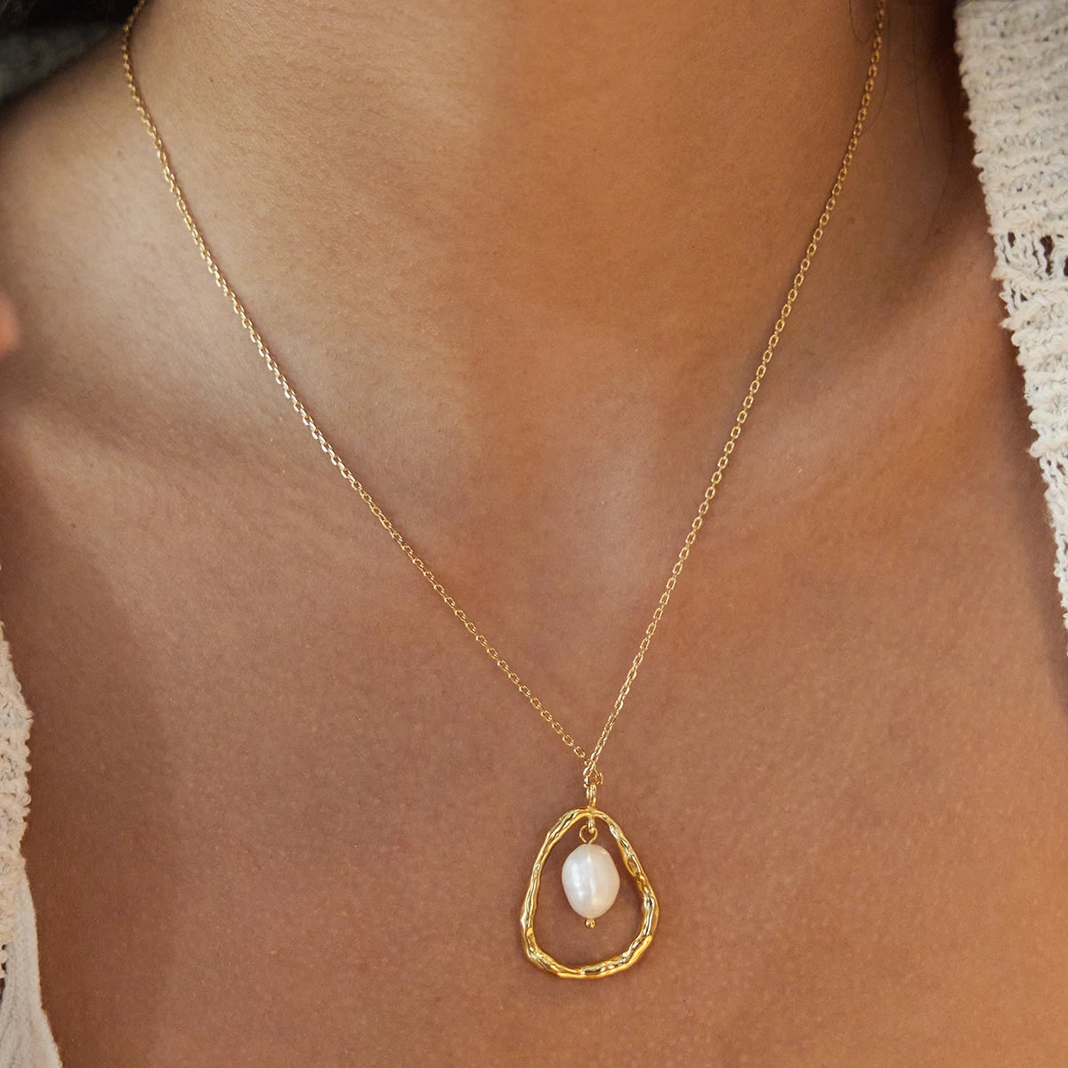 Uworld Fashion Elegant 18K Gold Color Plated Stainless Steel Freshwater Pearl Pendant Necklace Irregular Hollow Necklace Women's