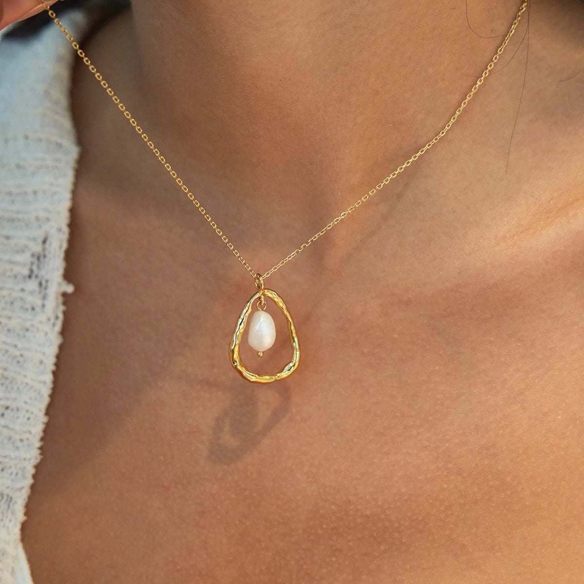Uworld Fashion Elegant 18K Gold Color Plated Stainless Steel Freshwater Pearl Pendant Necklace Irregular Hollow Necklace Women's