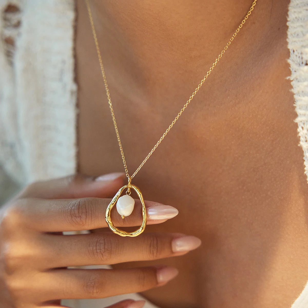 Uworld Fashion Elegant 18K Gold Color Plated Stainless Steel Freshwater Pearl Pendant Necklace Irregular Hollow Necklace Women's