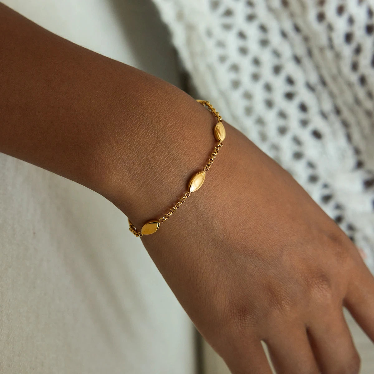 Uworld Minimalist Classic 18K Gold Color Plated Horse Eye Shaped Bracelet Trendy Waterproof Stainless Steel Women's Jewelry Gift
