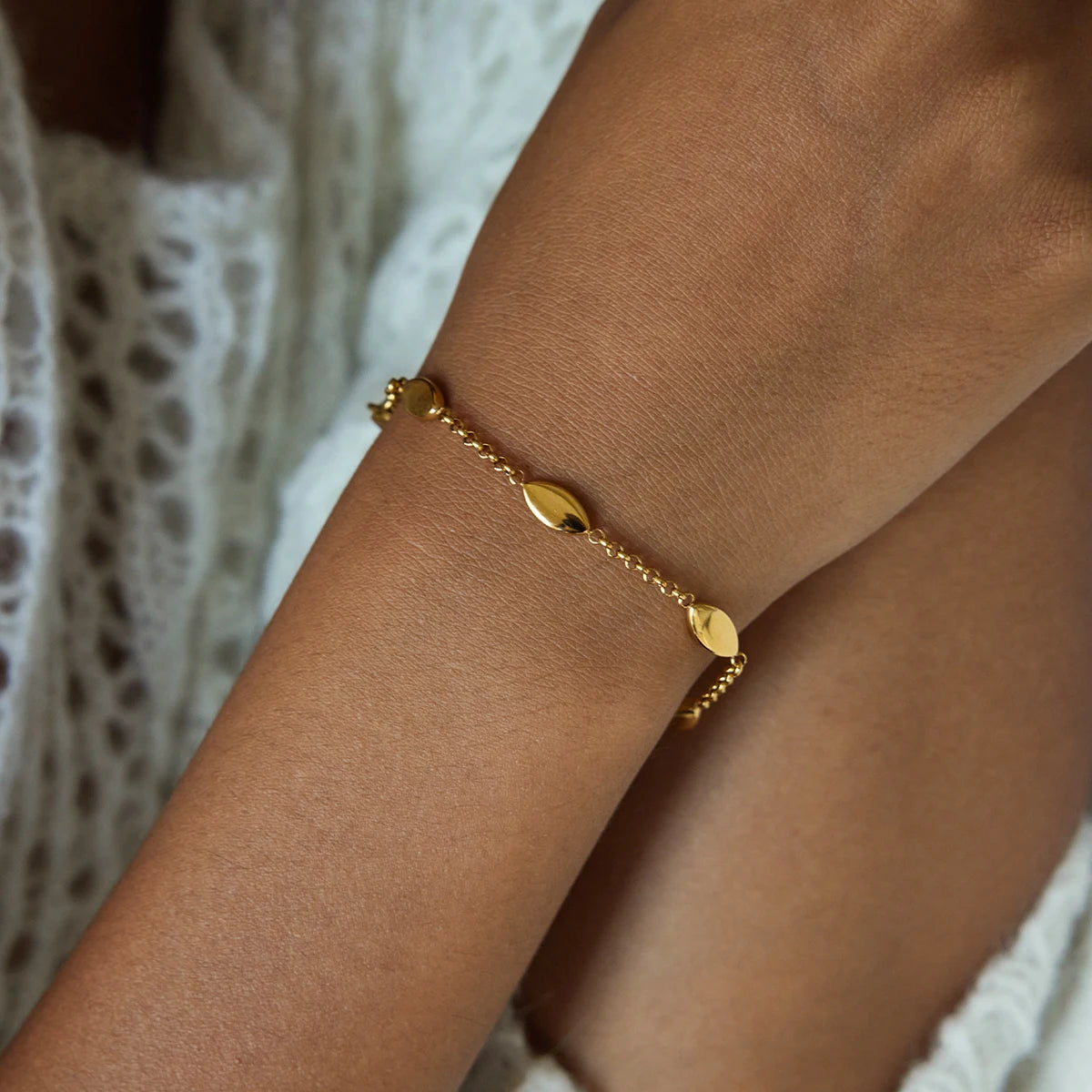 Uworld Minimalist Classic 18K Gold Color Plated Horse Eye Shaped Bracelet Trendy Waterproof Stainless Steel Women's Jewelry Gift