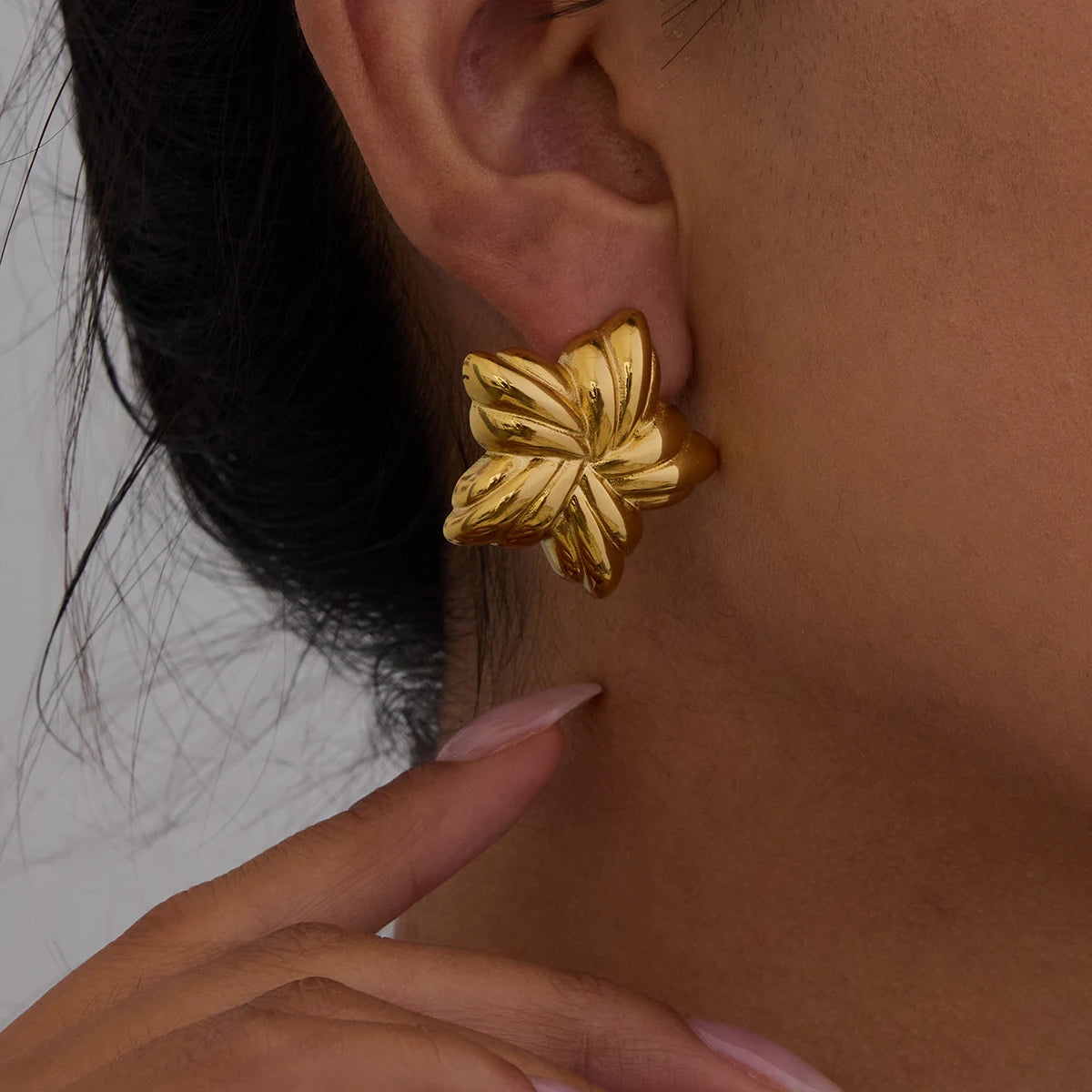 Uworld Fashion Designer's Two Tone Ribbed Pentagram Earrings 18K Gold Color Plated Stainless Steel Star Earrings Women's Jewelry
