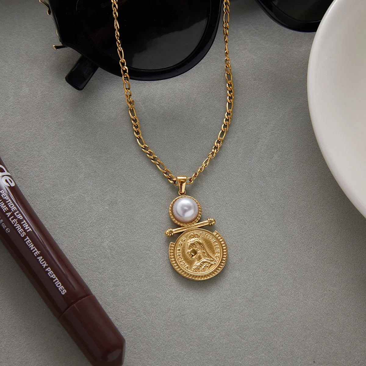 Uworld Classic Trendy 18K Gold Color Plated Inlay Resin Pearl Coin Pendant Necklace Waterproof Stainless Steel Women's Jewelry