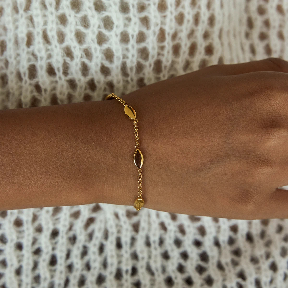 Uworld Minimalist Classic 18K Gold Color Plated Horse Eye Shaped Bracelet Trendy Waterproof Stainless Steel Women's Jewelry Gift
